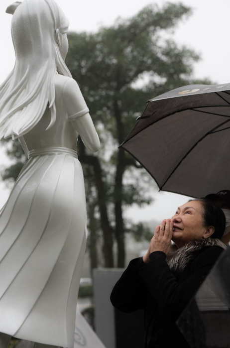 S媽追思雕像畫面。(圖/經紀公司提供)